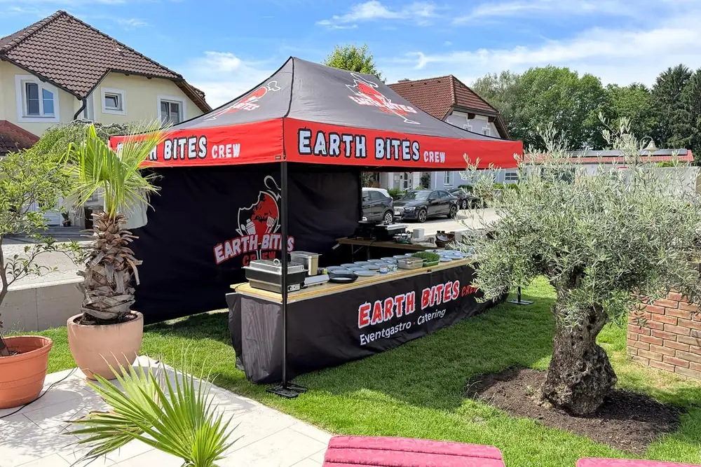 Bedrucktes Firmenzelt 4,5x3 m Earth Bites Crew mit Theke im Einsatz