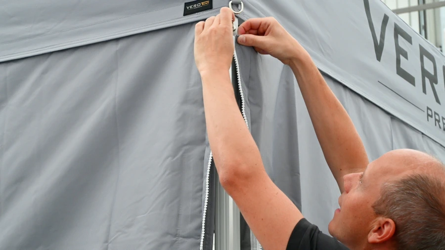 Seitenplanen mittels Reißverschluss verbinden