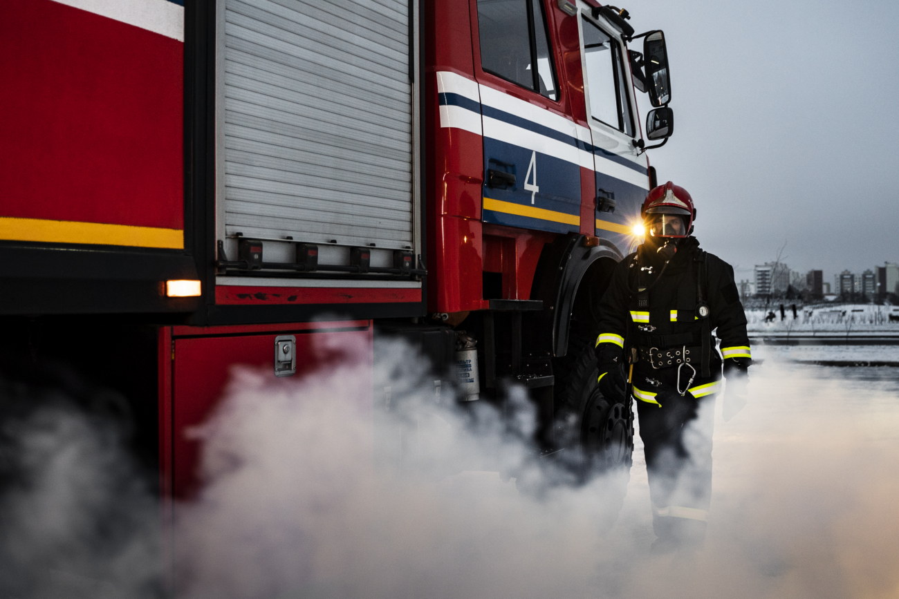 Feuerwehrmann vor Feuerwehrauto