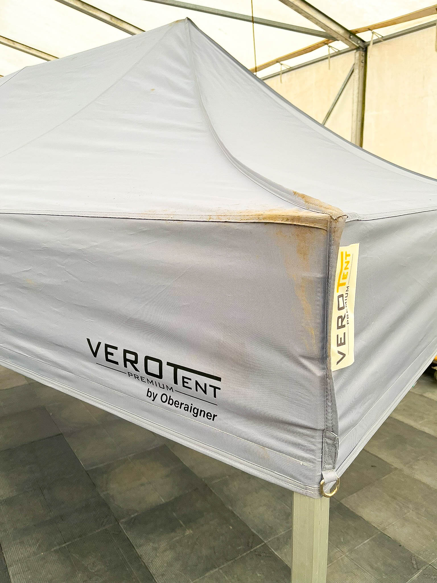 schmutziges Faltzelt aufstellen