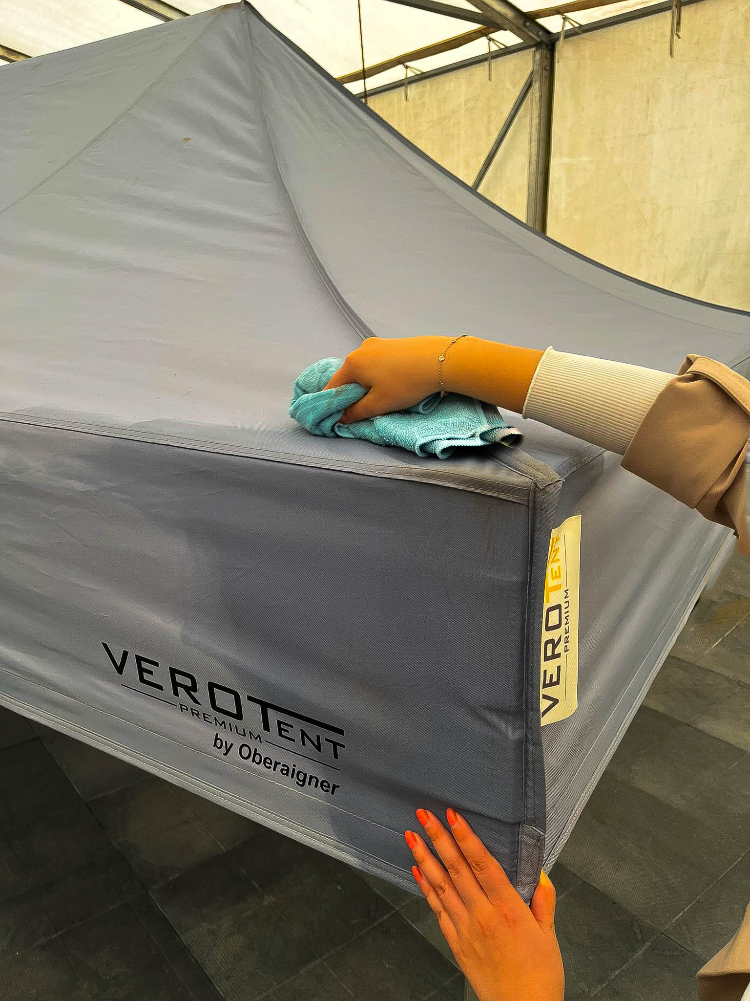 Faltzelt reinigen mit schonenden Mittel und Tuch