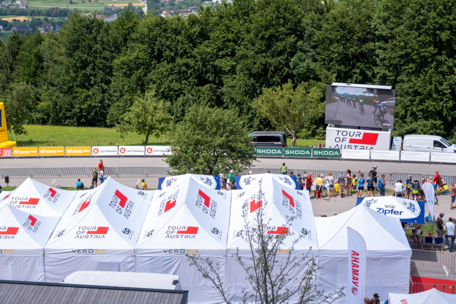 Bedrucktes Firmenzelt 4x8 m Tour of Austria im Einsatz