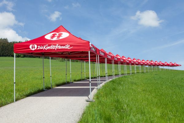 Werbezelte 3x3 Kinderfreunde in Reihe aufgestellt