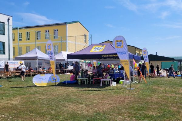 Werbezelt 3x4,5 mit Beachflags im Freien – Tut gut Niederösterreich