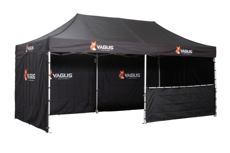 Bedrucktes Faltzelt 3x6 – Vagus, schwarzes Zelt mit Logos und halbhoher Frontwand