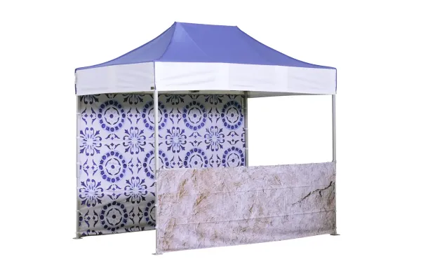 Faltpavillon 2x3 Classic mit bedruckter Rückwand und bedruckter halbhoher Seitenwand als Theke – echtes Foto