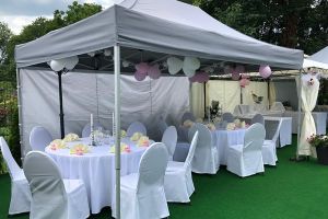Romantische Hochzeit im eigenen Garten