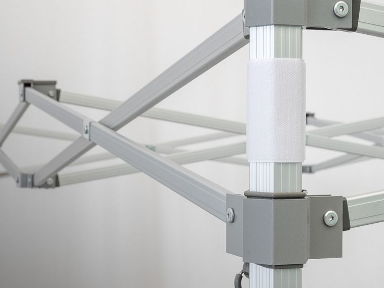 Eckverbinder des Faltzelt-Gestells Serie Budget50 – Standbein und Scherenarme verschraubt