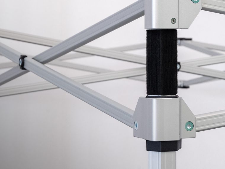 Eckverbinder des Faltzelt-Gestells Serie Luxea – Standbein und Scherenarme mit Aluminium-Verbindern verschraubt