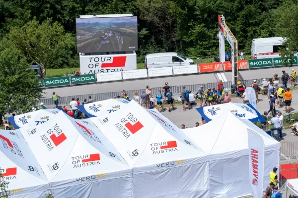 Mehrere bedruckte Faltzelte 4x8 als Werbezelte an der Strecke der Tour of Austria