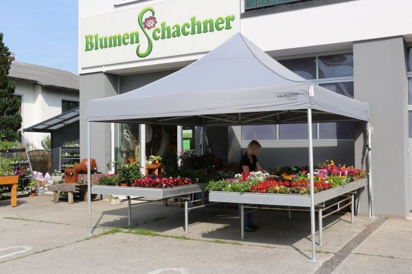 Verkaufszelt 4x4 mit Verkaufstischen vor dem Blumengeschäft – Blumen Schachner