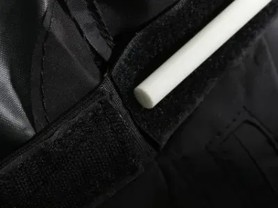 Stange in die Klett-Tasche einschieben