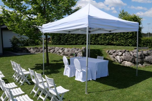 Weißer Faltpavillon 3x3 bei einer Gartenhochzeit