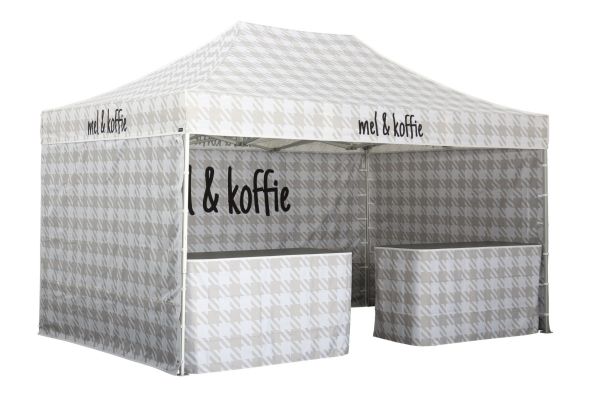 Verkaufszelt 3x4,5 mit bedruckten Seitenwänden und Theken – mel & koffie