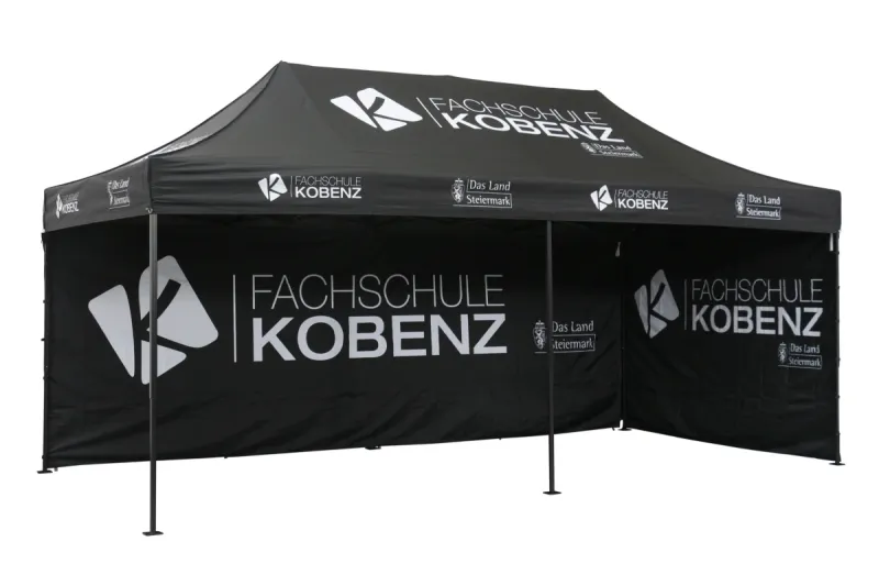 Bedrucktes Faltzelt 3x6 – Fachschule Kobenz, schwarzes Zelt mit Logo auf Dach und Seitenwänden