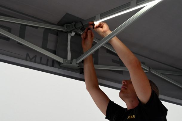 Zusätzliche LED Silikonleisten an die Faltzelt Beleuchtung anstecken