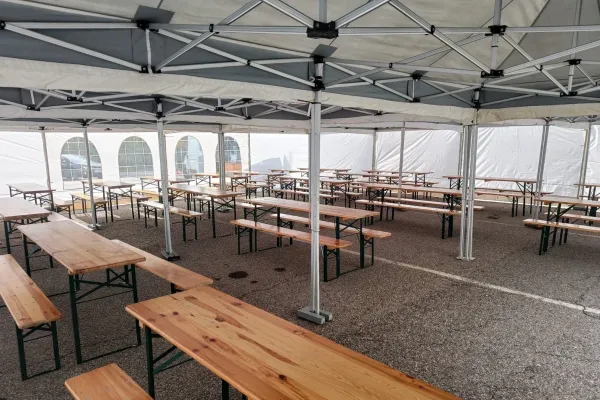 Mehrere Faltzelte 4x8 verbunden, Innenansicht als Festzelt &ndash; echtes Foto
