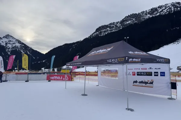 Bedrucktes Faltzelt 4x8 als Sportzelt im Schnee beim Langlauf-Wettkampf &ndash; pb-shop.at