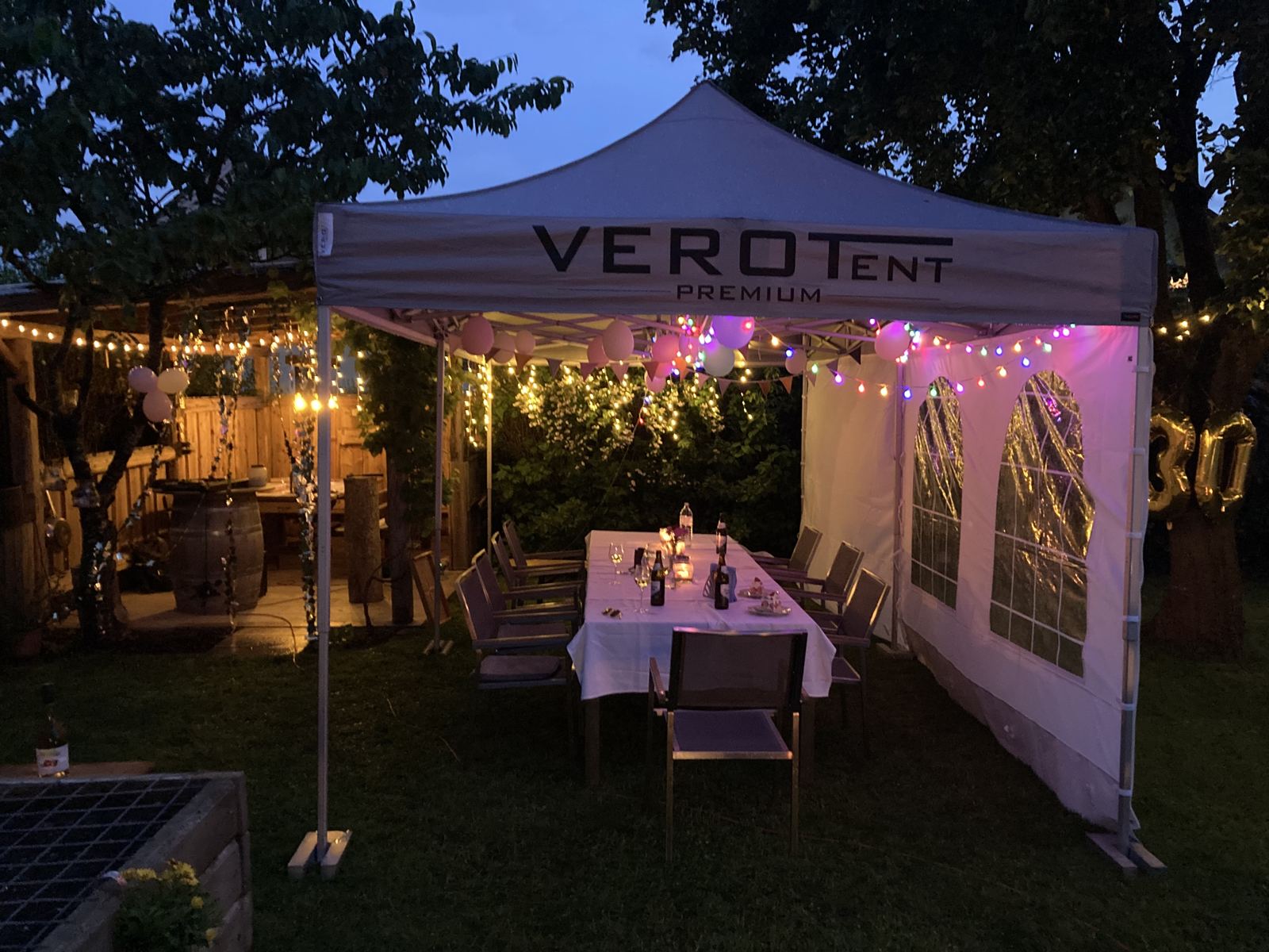 VeroTENT Faltzelt 3x6 m bei einer Gartenparty am Abend mit Lichterketten