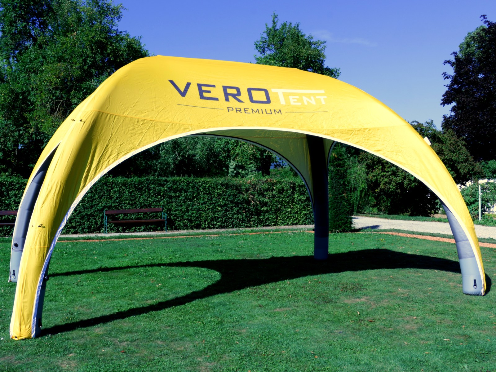 Luftzelt Stretch von VeroTENT, aufgebaut ohne Zubehör