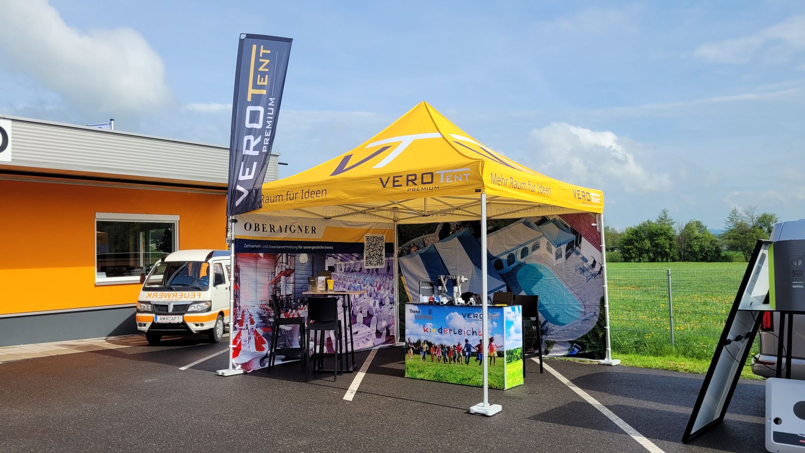 VeroTENT Faltzelt 3x3 m als Messestand mit bedruckten Seitenwänden