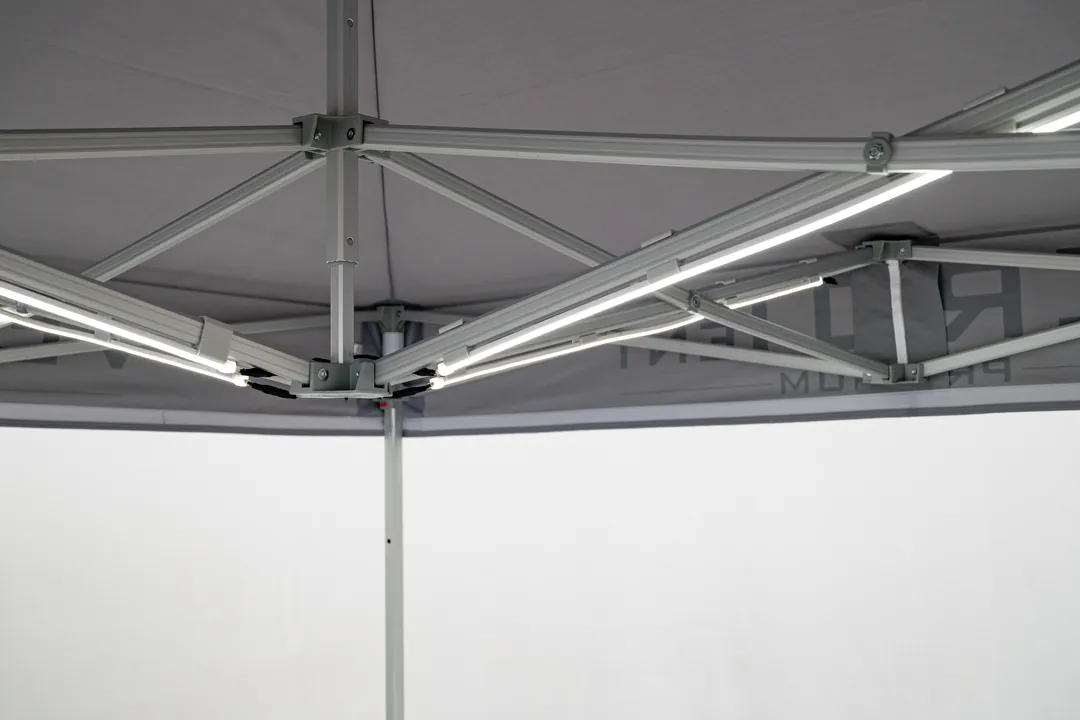 LED-Leisten am Scherengestänge unter dem Faltzeltdach