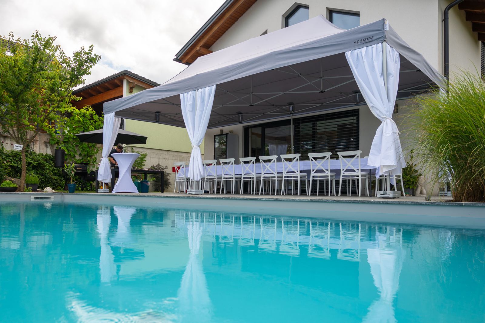 VeroTENT Faltzelt 4x8 m mit weißen Vorhängen als Terrassendach am Pool