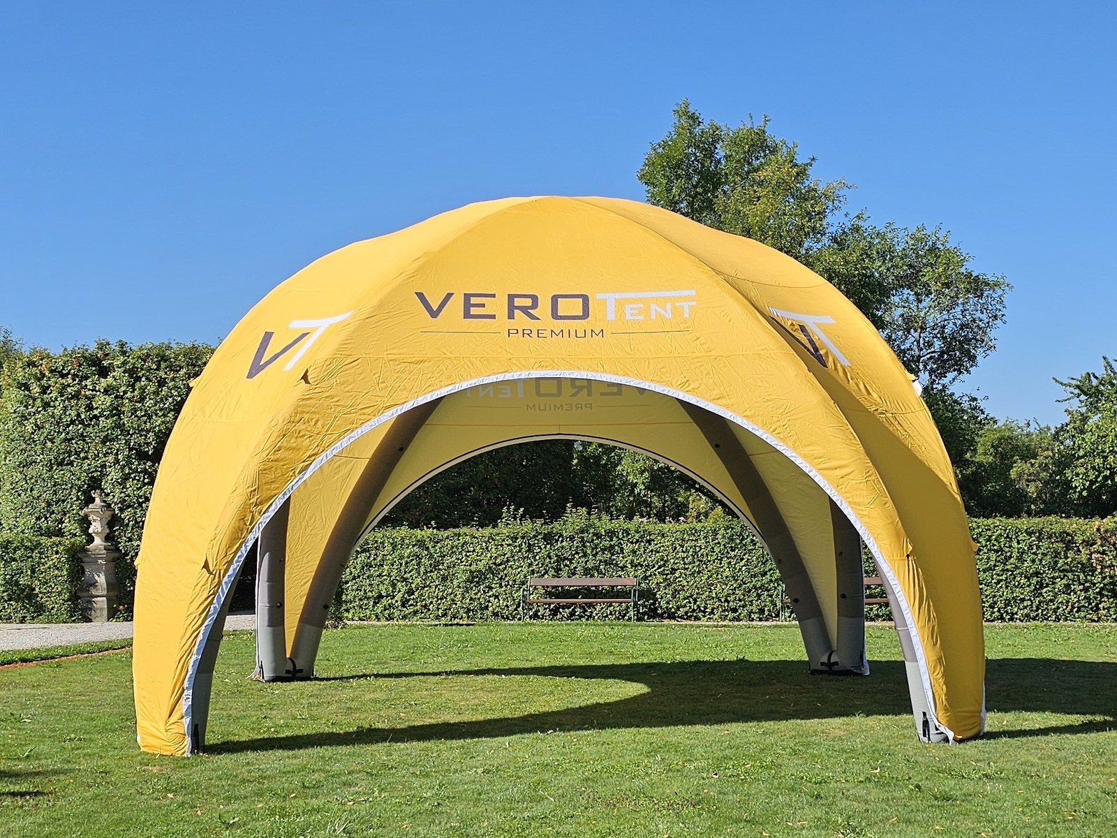 Luftzelt Dome von VeroTENT, aufgebaut ohne Zubehör