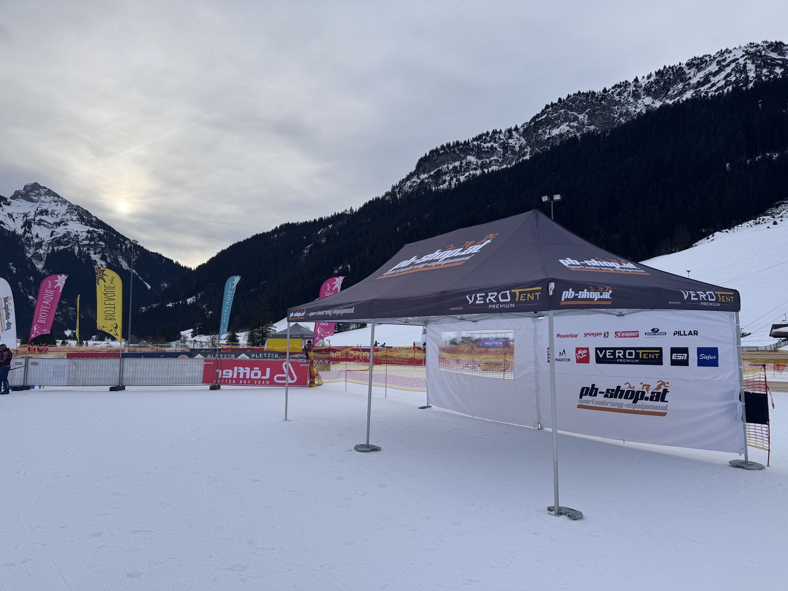 Bedrucktes Faltzelt 4x8 m im Skigebiet – pb-shop.at