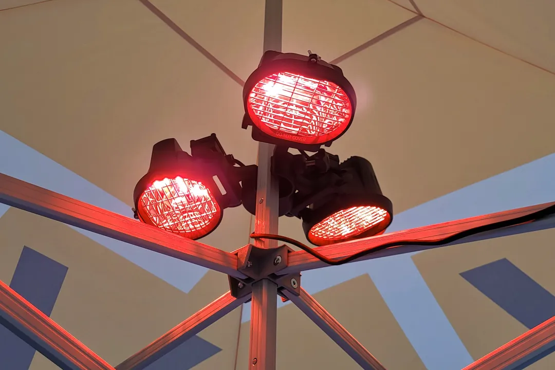 3-teilige Heizung mit 3 × 500 W an der Giebelstange eines Faltzelts