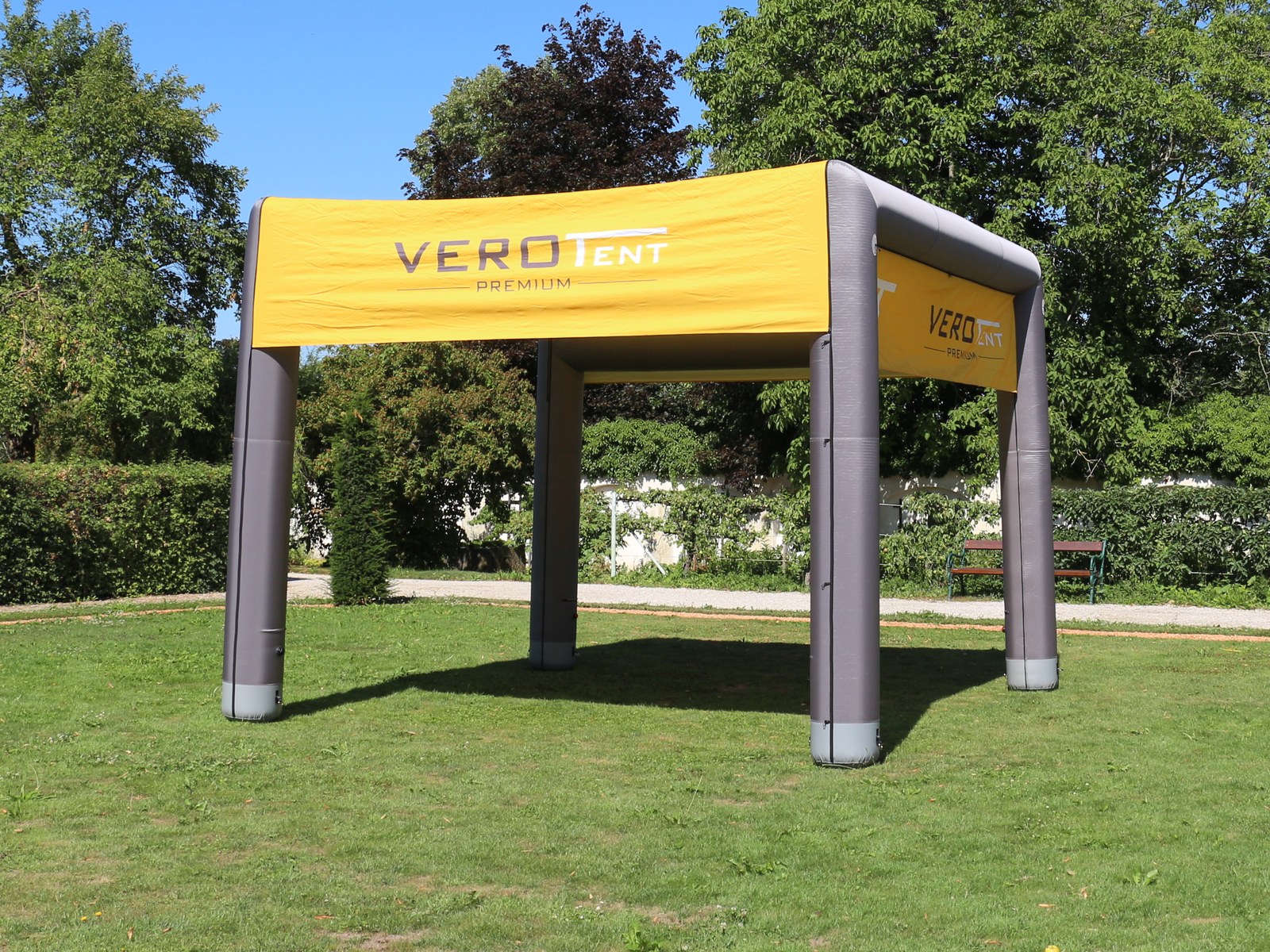Luftzelt CUBE von VeroTENT, aufgebaut ohne Zubehör