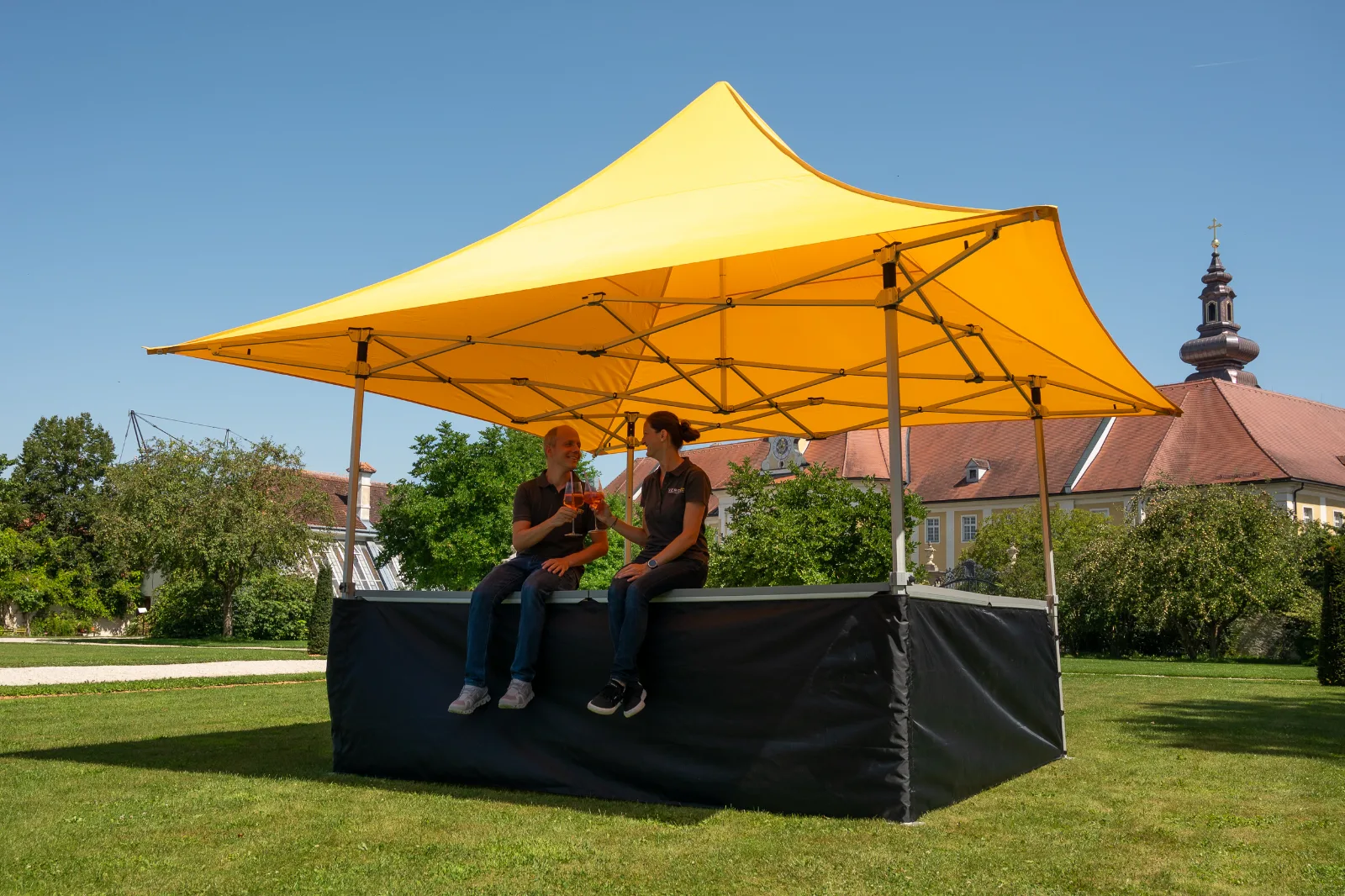 Gelbes Faltzelt mit Theke in U-Form im Garten
