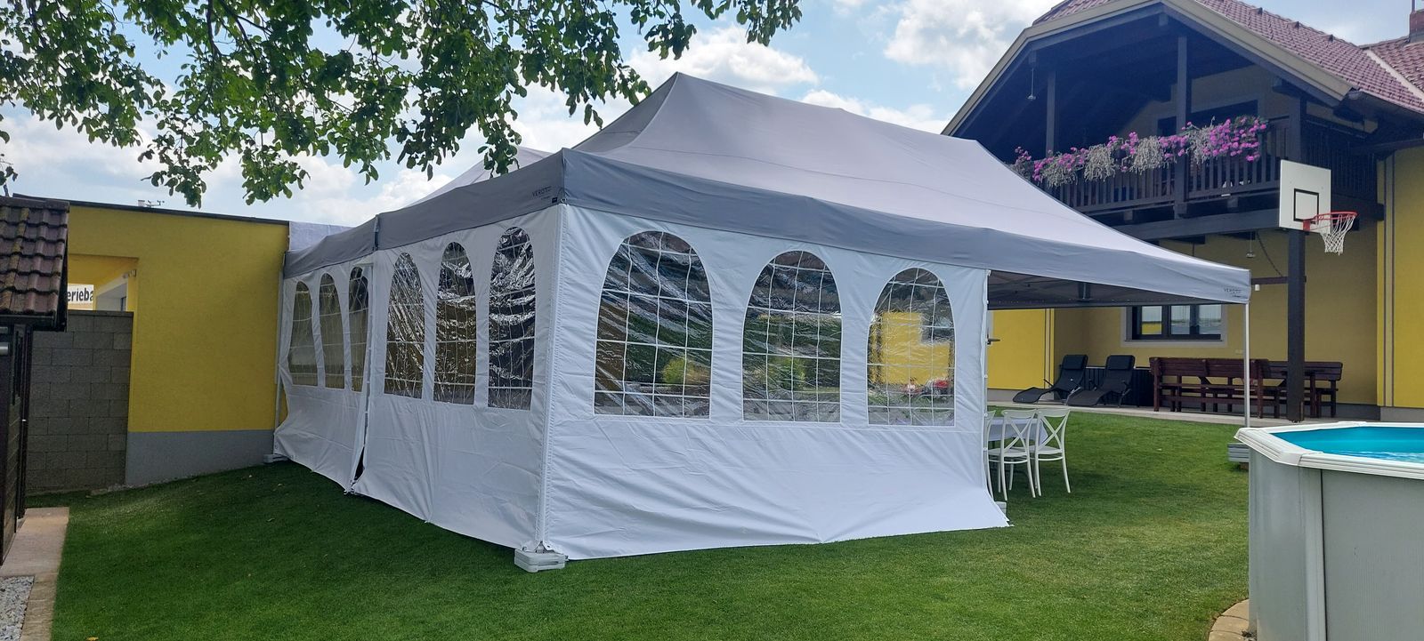 Faltzelt 4x8 m mit Bogenfenster-Seitenwänden im Garten