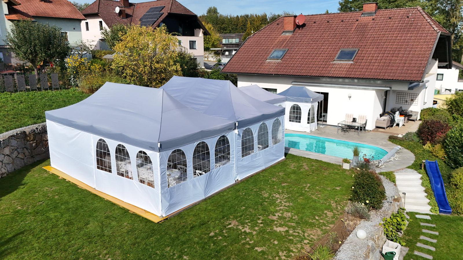 Faltzelt 4x8 m und 3x4,5 m mit Seitenwänden am Pool