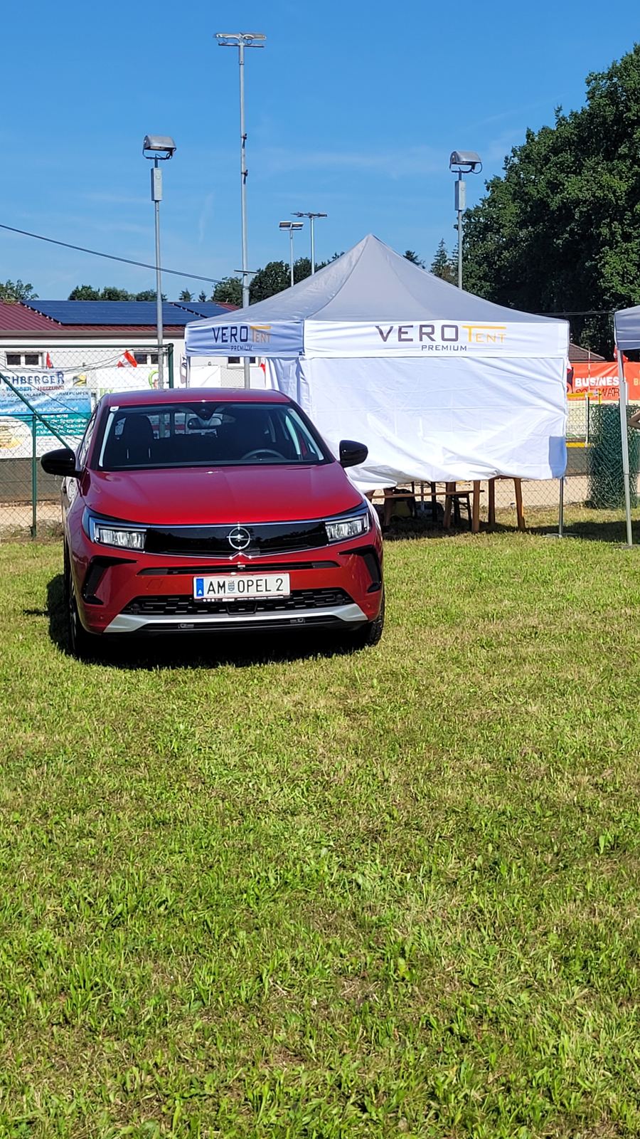 VeroTENT Faltzelt 4x4 m in Weiß beim Autohaus-Event