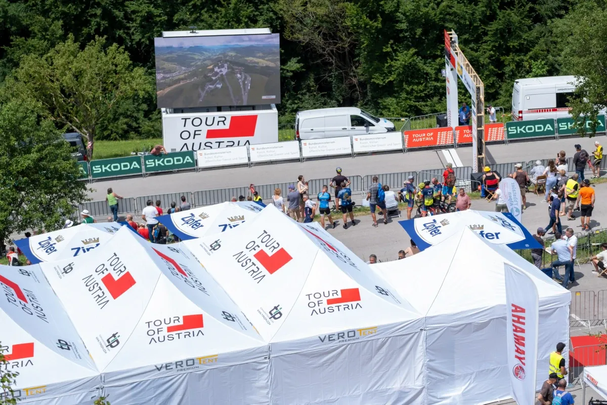Mehrere Faltzelte 4x8 Tour of Austria VeroTENT
